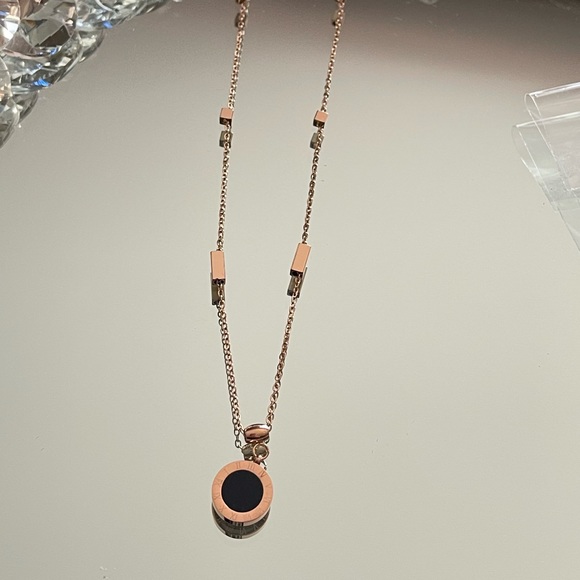 Gold necklace with Roman circle black/white - Picture 4 of 4